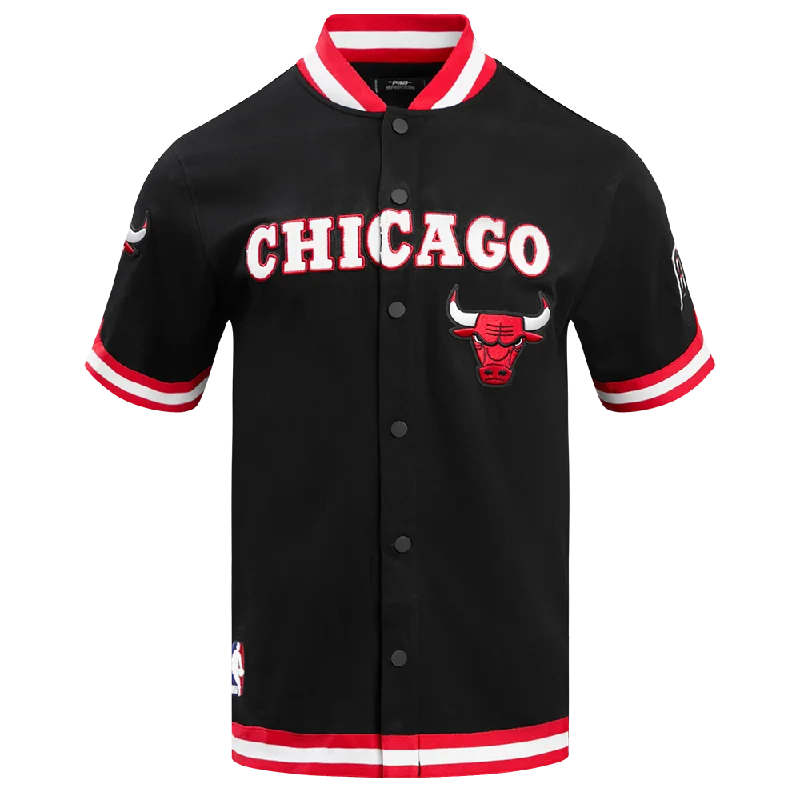 NBA CHICAGO BULLS CLASSIC MEN'S WARM UP JACKET (BLACK/RED) Toggled Jacket Drawstring Jacket Belted Jacket NBA CHICAGO BULLS CLASSIC MEN'S WARM UP JACKET (BLACK/RED) Toggled Jacket Drawstring Jacket Belted Jacket