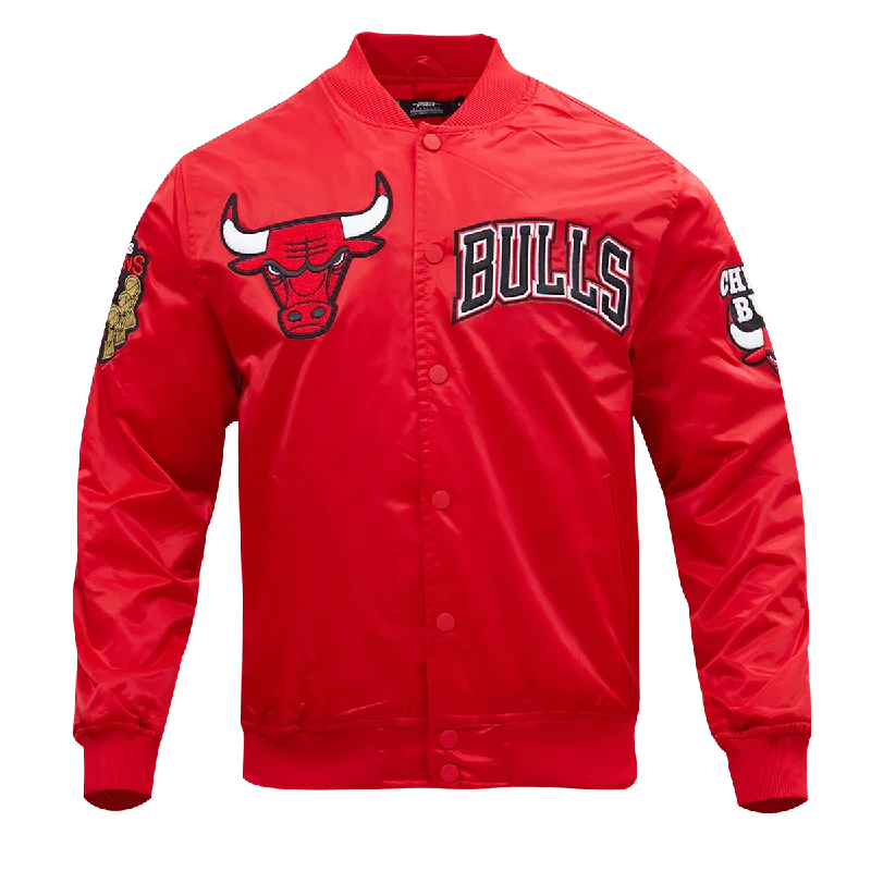 NBA CHICAGO BULLS CHEST HIT MEN'S LOGO SATIN JACKET (RED) Front Pockets Side Pockets Patch Pockets NBA CHICAGO BULLS CHEST HIT MEN'S LOGO SATIN JACKET (RED) Front Pockets Side Pockets Patch Pockets